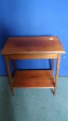 A MAHOGANY OCCASIONAL TABLE ON TAPERED LEGS WITH AN UNDER SHELF, APPROX. 61 X 35 X 76 cms
