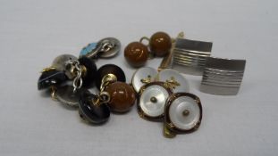 A COLLECTION OF MISC. GENTS CUFF LINKS INCLUDING AGATE, SILVER AND BLUE ENAMEL TOGETHER WITH A