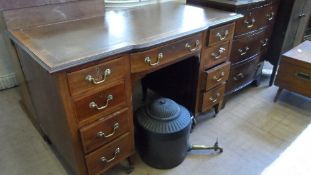 A TWIN PEDESTAL EDWARDIAN MAHOGANY DESK WITH INLAID BANDING TO TOP AND FRONT, BROWN LEATHER INSERT