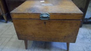 AN ANTIQUE OAK SILVER BOX - CARVED DECORATION TO CENTRE OF LID, BRASS CARRYING HANDLES TO SIDES -