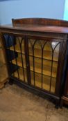 AN EDWARDIAN GLAZED FRONT DISPLAY CABINET HAVING THREE SHELVES ENCLOSED ON BALL AND CLAW FEET. 106 X