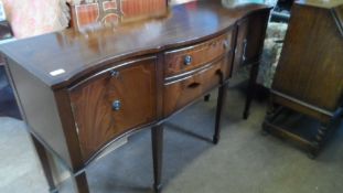 A REGENCY STYLE MAHOGANY SIDEBOARD, SERPENTINE FRONTED, TAPERED LEGS, CUPBOARD TO THE CENTRE AND