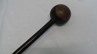 AN ANTIQUE ROSEWOOD ROUND HEADED CLUB, APPROX. 71 cms
