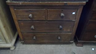 A VICTORIAN CHEST OF DRAWERS HAVING TWO SHORT AND TWO LONG DRAWERS - TURNED KNOBS TO THE DRAWERS,