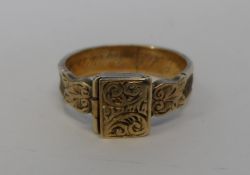 AN ANTIQUE GOLD MOURNING RING, THE RING HAVING AN ENGRAVED LIFT TOP IN THE FORM OF A BOOK