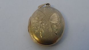 A 9 ct GOLD HALLMARKED LOCKET ENGRAVED WITH A BUTTERFLY APPROX. 9.5 gms