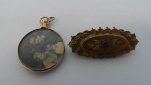 A 9ct HALLMARKED YELLOW AND ROSE GOLD MOURNING BROOCH TOGETHER WITH A 9 CT HALLMARKED PICTURE