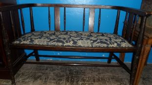 A MAHOGANY EDWARDIAN WINDOW SEAT UPHOLSTERED IN BLUE AND GOLD SILK, APPROX. 108 X 51 X 71 cms