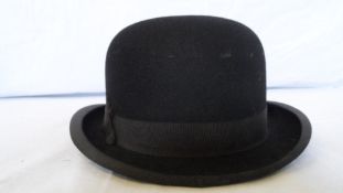 A GENTLEMAN`S LINCOLN BENNET & CO PICADILLY LONDON BOWLER HAT.
