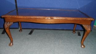 A WARING AND GILLOW GLASS TOPPED MAHOGANY EFFECT COFFEE TABLE ON CABRIOLE LEGS, APPROX. 107 X 48 X