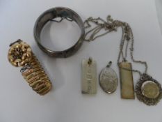 A MISCELLANEOUS COLLECTION OF SILVER JEWELLERY INCLUDING A INGOT PENDANT AND BRACELETS, TOGETHER