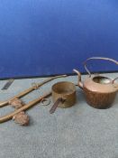 A COLLECTION OF MISCELLANEOUS COPPER AND BRASS INCLUDING A COPPER KETTLE AND SAUCEPAN AND WORKING