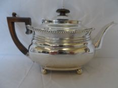 A SOLID SILVER LONDON HALLMARKED TEA POT DATED 1909 M.M G & S CO, (GOLDSMITHS AND SILVERSMITHS
