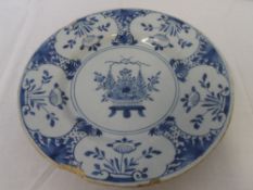 A CIRCA 18TH CENTURY BLUE AND WHITE LAMBETH DELFT PLATE, THE PLATE DEPICTING BASKET OF FLOWERS TO