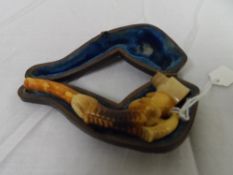 AN ANTIQUE AMBER AND MEERSCHAUM PIPE DEPICTING AN EAGLE`S FOOT IN THE ORIGINAL BOX, APPROX. 9 CM