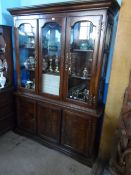 A MAHOGANY EFFECT GLAZED DISPLAY CABINET WITH CUPBOARDS AND DRAWERS BELOW, APPROX. 136 X 44 X 200 CM