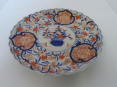 A CIRCA 1890 HAND PAINTED IMARI PLATE WITH SHAPED EDGE APPROX 22 CM