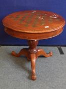 A BRASS INLAID CIRCULAR OCCASIONAL CHESS DRUM TABLE ON A TRIPOD BASE, APPROX. 87 X 95 CM