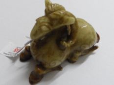 A CHINESE HARD STONE FIGURE OF A RAM ON ITS HAUNCHES 8 X 1 1 CM
