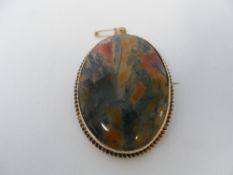 A 9CT GOLD MOSS AGATE BROOCH.