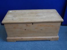A PINE BLANKET  CHEST, APPROX. 92 X 43 X 44 CM