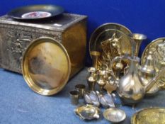 A COLLECTION OF MISC. BRASS INCL. MINIATURE AND LARGE COFFEE POTS, PLATES, COAL BOX ETC.