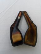 AN ANTIQUE AMBER AND HORN PIPE IN THE ORIGINAL BOX, APPROX. 11 CM
