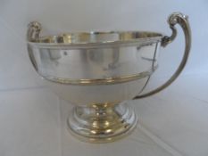A SOLID SILVER TWIN HANDLED, LONDON HALLMARKED CHALLENGE CUP DATED 1922. THE TROPHY IS UNINSCRIBED