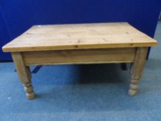 A RECLAIMED PINE COFFEE TABLE FITTED WITH ONE DRAWER ON SQUARE AND TURNED LEGS, APPROX. 88 X 54 X 42