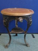 A VINTAGE CIRCULAR THREE LEGGED CAST IRON PUB TABLE HAVING A WOODEN TOP, APPROX. 92 X 71 CM