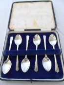 A SET OF SIX BOXED SOLID SILVER BIRMINGHAM HALLMARKED TEASPOONS DATED 1955 M.M D & F.