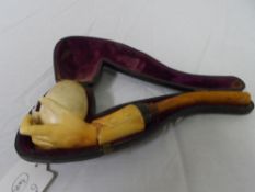 AN ANTIQUE AMBER AND MEERSCHAUM PIPE DEPICTING A GAUNTLETTED HAND IN THE ORIGINAL BOX, APPROX. 20 CM