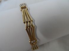 A 9 CT GOLD BRACELET WITH HEART SHAPED CLASP. APPROX. 7 GM