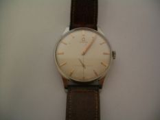 A GENTLEMAN`S STAINLESS STEEL OMEGA WRISTWATCH WITH GOLD BATON NUMERALS