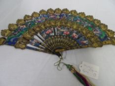 A LATE 19TH CENTURY LACQUER DOUBLE SIDED MANDARIN PAINTED FACES FAN. THE SHAPED GUARD AND FAN STICKS