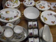 A COLLECTION OF MISC. ROYAL WORCESTER EVESHAM WARE INCL. OVAL LIDDED TUREEN 26 X 19 CM, THREE