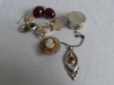 A COLLECTION OF MISC. JEWELLERY INCL. CAMEO, MARCASITE SILVER RING SET WITH GREEN STONE, PAIR OF