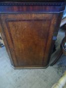 AN OAK INLAID CORNER CABINET WITH SHAPED SHELVES, APPROX. 70 X 41 X 102 CM