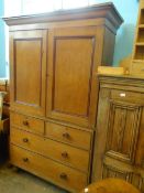 A LARGE ANTIQUE COUNTRY OAK KITCHEN CUPBOARD HAVING ENCLOSED SHELVES TO THE TOP AND TWO SHORT AND