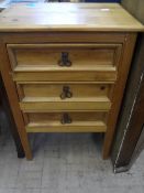 A SMALL PINE CHEST OF THREE DRAWERS ON TAPERED LEGS, APPROX. 60 X 42 X 90 CM