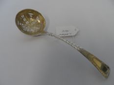A LONDON HALLMARKED SOLID SILVER SUGAR SIFTER SPOON DATED 1808.