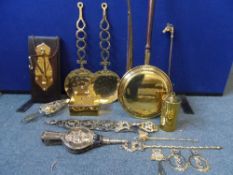 A COLLECTION OF MISC. BRASS INCL. TRENCH ART GONG, CIGARETTE BOX, HORSE HEAD SHOE HORN, TRIVET,