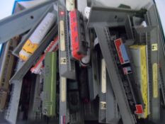 A COLLECTION OF MISC. MINIATURE RAILWAY MODELS INCL. TRIANG