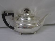 A SOLID SILVER LONDON HALLMARKED TEAPOT, DATED 1922, APPROX. 600 GM