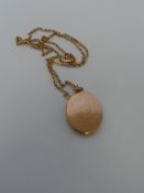 A LADY`S ROSE 9 CT HALLMARKED GOLD ENGINE TURNED OVAL LOCKET ON YELLOW AND ROSE GOLD KNOT AND BAR