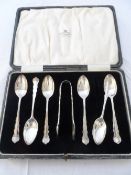 A SET OF SIX BOXED SOLID SILVER LONDON HALLMARKED TEA SPOONS AND SUGAR TONGS DATED 1920, A JOAN