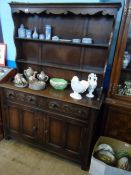 AN OAK TWO SHELF DRESSER HAVING TWO DRAWERS AND CUPBOARDS UNDER, APPROX. 127 X 46 X 180 CM