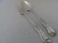 A SOLID SILVER LONDON HALLMARKED QUEENS PATTERN DESSERT SPOON AND FORK DATED 1901 M.M GJDF APPROX