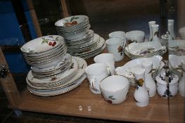 A MISC. COLLECTION OF EVESHAM WARE INCL. FOUR DINNER PLATES, THREE SIDE PLATES, FOUR TEA PLATES, SIX