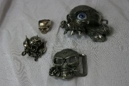 A COLLECTION OF SCULL RELATED ITEMS INCL. ALCHEMY CARTER PEWTER BELT BUCKLE, R D SILVER METAL